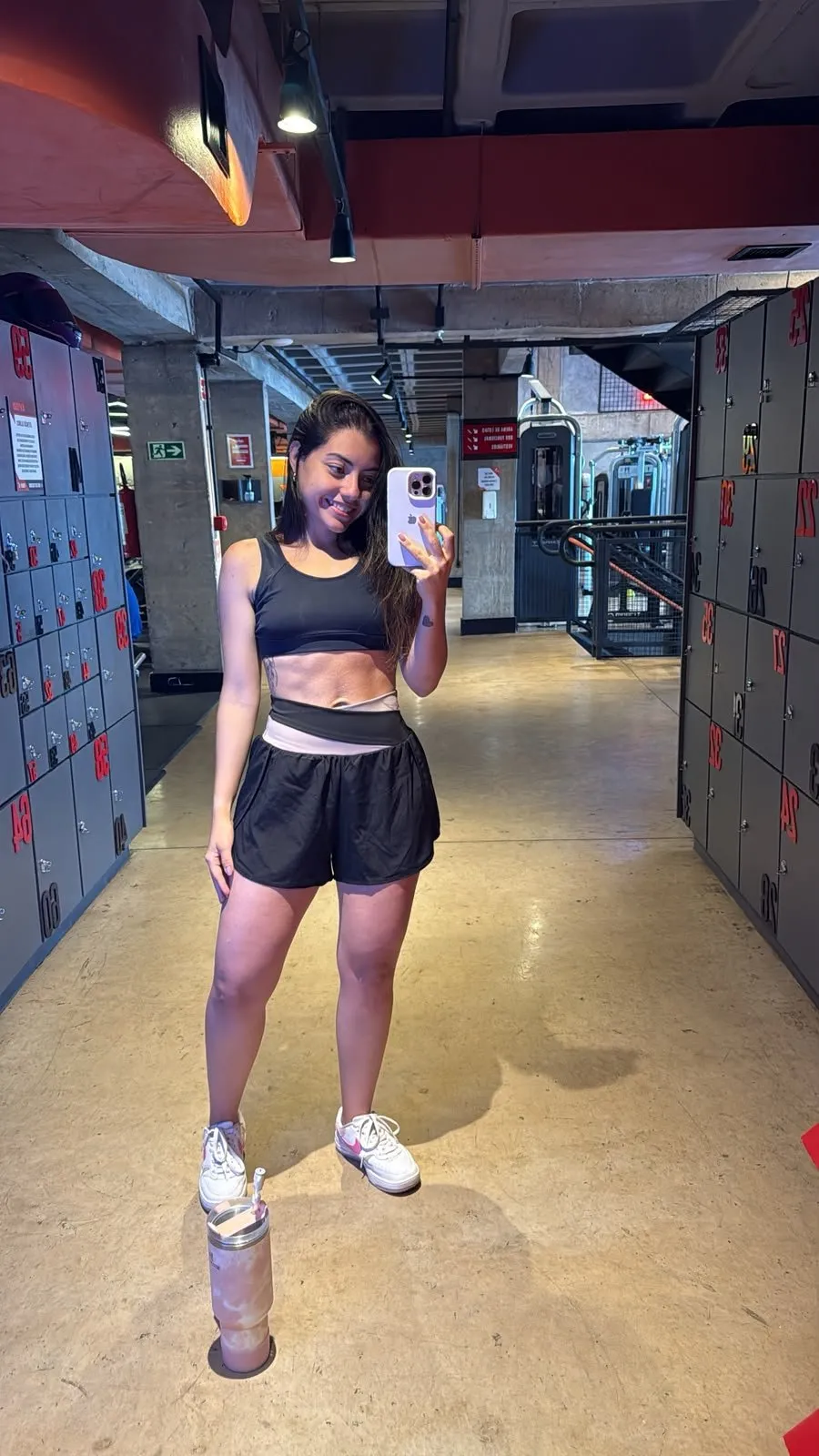 Aluna em treino de musculação na academia